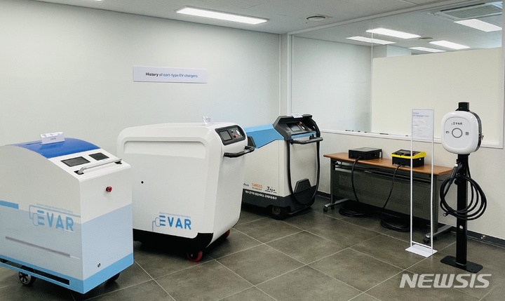 &nbsp; 카트형 이동식 충전기(왼쪽)와 화재감시솔루션을 탑재한 Smart EV Charger 2.0(사진제공=에바)