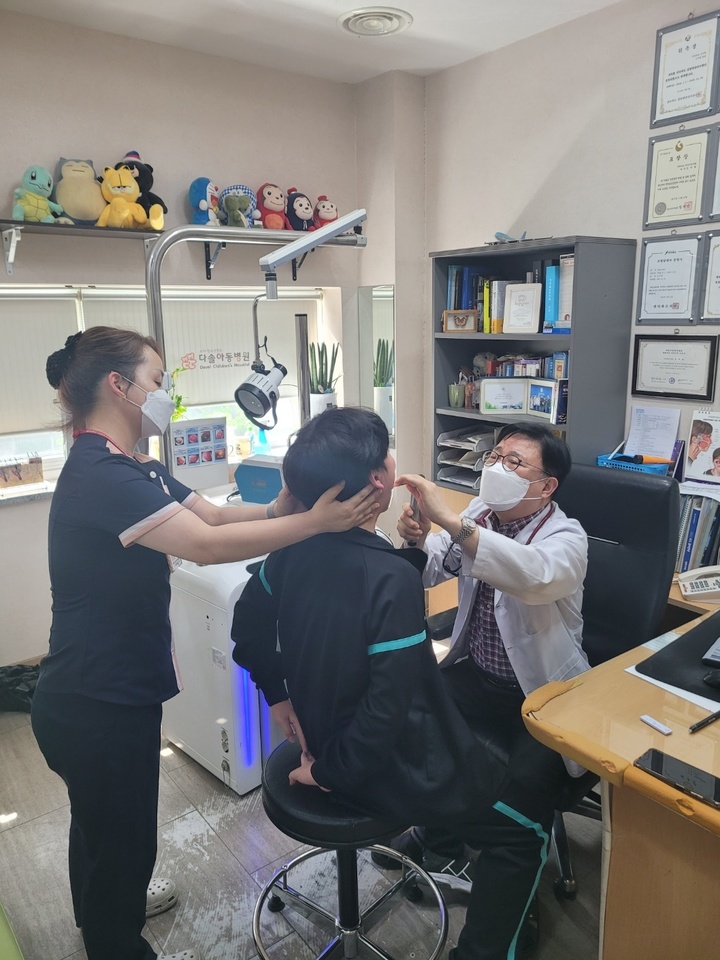 [전주=뉴시스] 최정규 기자 = 전북 전주다솔아동병원이 입원치료가 거부된 코로나19 확진 소아청소년들의 치료를 자청해서 치료를 하고 있다. (사진은 청소년을 진료하는 김주형 전주다솔아동병원장) *재판매 및 DB 금지