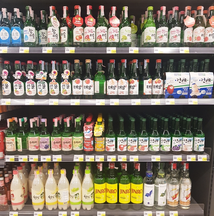 [방콕=뉴시스] 주동일 기자 = 18일 태국 방콕의 한 쇼핑몰에 진열된 우리 기업의 주류들. 2023.05.18. *재판매 및 DB 금지