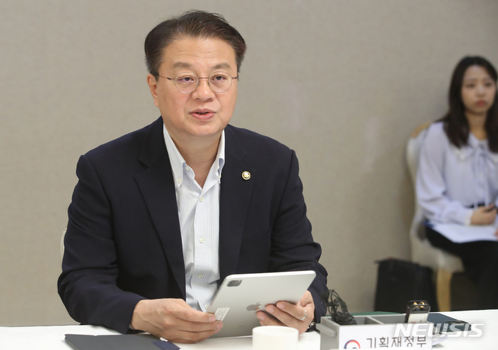 [서울=뉴시스] 김명원 기자 = 방기선 기획재정부 1차관이 26일 오전 서울 종로구 정부서울청사에서 열린 비상 경제차관 회의 겸 제8차 경제규제혁신 TF 총괄반 회의에 참석해 발언하고 있다. 2023.05.26. kmx1105@newsis.com