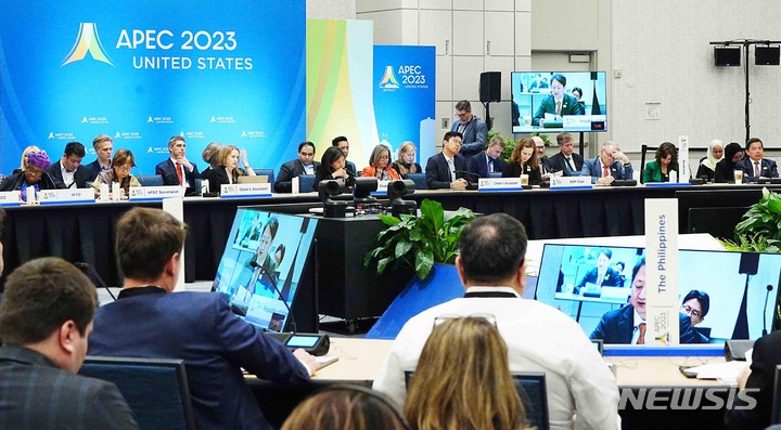 [서울=뉴시스] 안덕근 산업통상자원부 통상교섭본부장이 25일(현지시간) 미국 디트로이트 WBC호텔에서 열린 아시아태평양경제협력체(APEC) 통상장관회의에 참석해 발언하고 있다. (사진=산업통상자원부 제공) 2023.05.26. photo@newsis.com *재판매 및 DB 금지