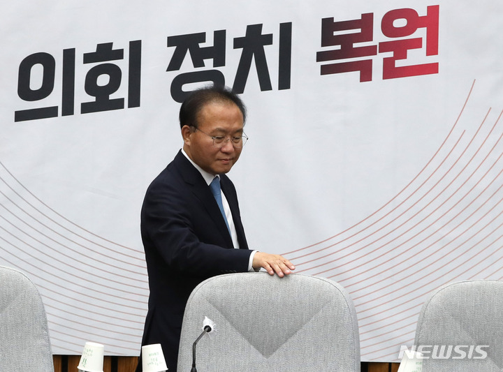 [서울=뉴시스] 전진환 기자 = 윤재옥 국민의힘 원내대표가 26일 오전 서울 여의도 국회에서 열린 원내대책회의에 참석하고 있다. 2023.05.26. amin2@newsis.com