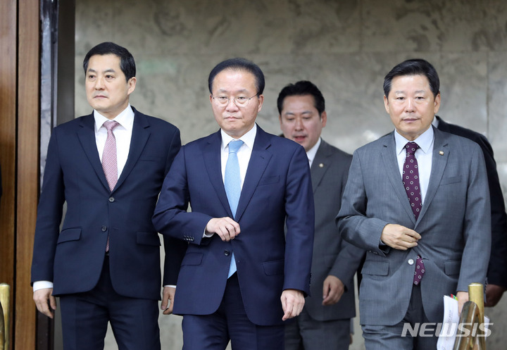 [서울=뉴시스] 전진환 기자 = 윤재옥 국민의힘 원내대표와 원내지도부가 26일 오전 서울 여의도 국회에서 열린 원내대책회의에 참석하고 있다. 2023.05.26. amin2@newsis.com
