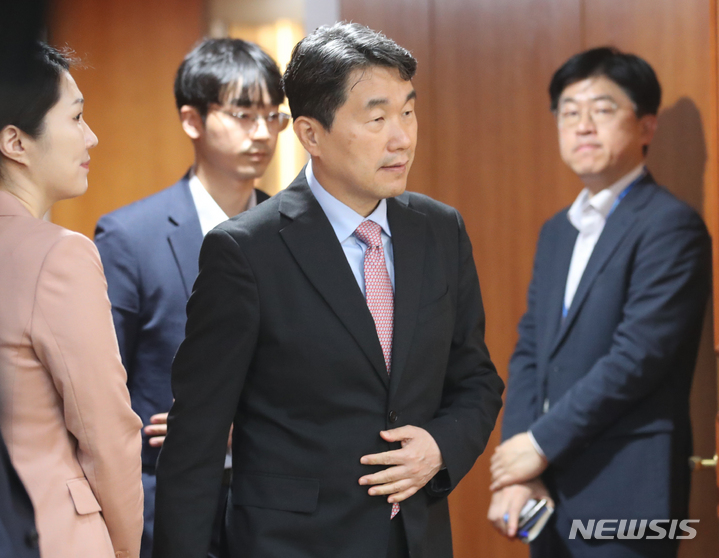 [서울=뉴시스] 김명원 기자 = 이주호 사회부총리 겸 교육부 장관이 지난달 26일 오전 서울 종로구 정부서울청사에서 열린 제2차 인재 양성 전략회의에 참석하고 있다. 2023.06.05. kmx1105@newsis.com