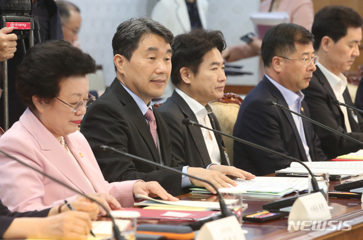 [서울=뉴시스] 이주호 사회부총리 겸 교육부 장관이 지난 2023년 5월 26일 오전 서울 종로구 정부서울청사에서 열린 제2차 인재 양성 전략회의에 참석해 자리하고 있는 모습. (사진=뉴시스 DB) 2023.05.26. photo@newsis.com