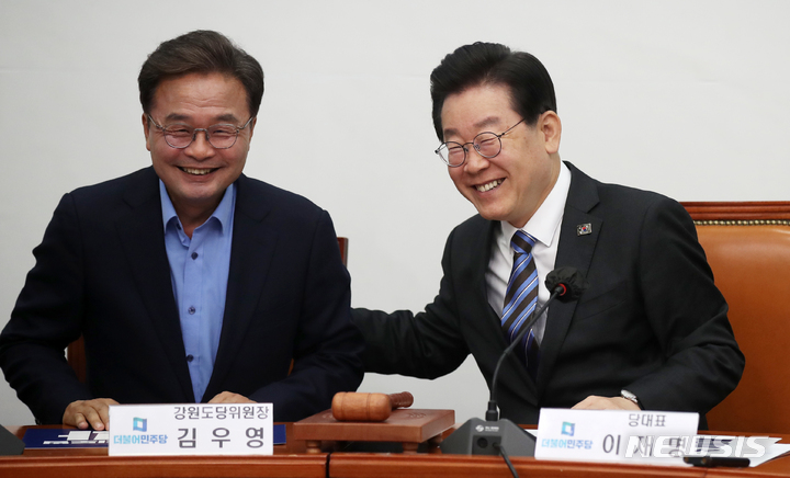 [서울=뉴시스] 고범준 기자 = 이재명 더불어민주당 대표가 26일 오전 서울 여의도 국회에서 열린 강원특별자치도 출범 기념행사에서 김우영 강원도당위원장과 대화를 나누고 있다. 2023.05.26. bjko@newsis.com