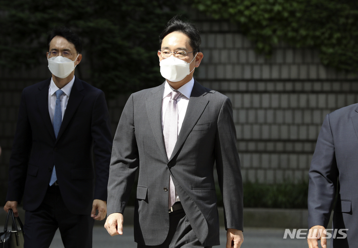 [서울=뉴시스] 최진석 기자 = 이재용 삼성전자 회장이 26일 서울 서초구 서울중앙지법에서 열린 '삼성 부당합병 의혹' 관련 94회차 공판에 출석하고 있다. 2023.05.26. myjs@newsis.com