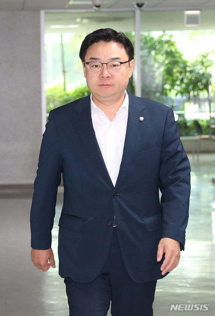 [서울=뉴시스] 전진환 기자 = 김성원 국민의힘 코인게이트 진상조사단장이 26일 오전 서울 여의도 국회 의원회관에서 열린 제3차 전체회의에 참석하고 있다. 2023.05.26. amin2@newsis.com