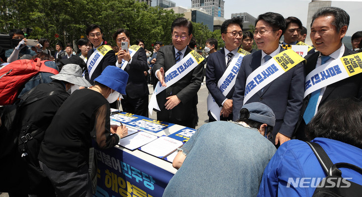 [서울=뉴시스] 조수정 기자 = 더불어민주당 이재명 대표와 박광온 원내대표, 의원들이 26일 오전 서울 광화문광장에서 후쿠시마 원전 오염수 해양 투기 및 수산물 수입 반대 서명운동 발대식을 마친 뒤 시민들의 서명을 받고 있다. 2023.05.26. chocrystal@newsis.com