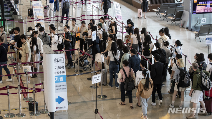 [서울=뉴시스] 서울 강서구 김포공항 국내선 출국장이 여행객들로 붐비고 있다. (사진=뉴시스 DB). photo@newsis.com