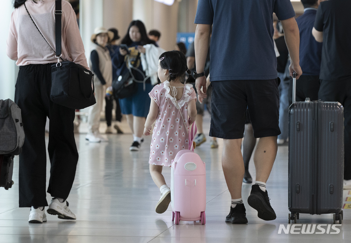 [서울=뉴시스] 김근수 기자 = 석가탄신일 연휴를 하루 앞둔 26일 서울 강서구 김포공항 국내선에서 한 가족 여행객이 출국장으로 이동하고 있다. 2023.05.26. ks@newsis.com