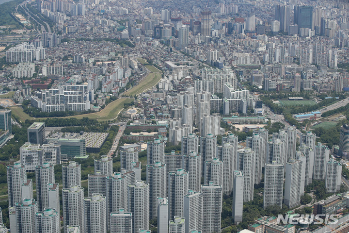 [서울=뉴시스] 서울 송파구 롯데월드타워 서울스카이에서 바라본 강남권 아파트 단지의 모습. 2023.05.26. 