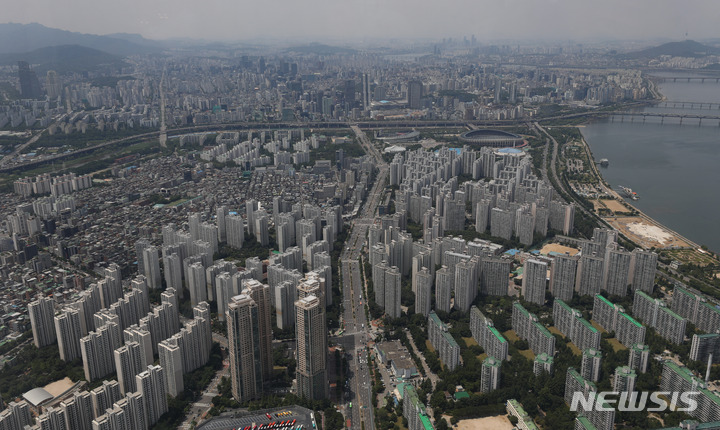 [서울=뉴시스] 황준선 기자 = 한국부동산원 조사에 따르면 이번주 서울 아파트값이 0.03% 상승해 지난해 5월 첫주(0.01%) 이후 1년여만에 상승 전환된 것으로 나타났다. 사진은 26일 오전 서울 송파구 롯데월드타워 서울스카이에서 바라본 강남권 아파트 단지의 모습. 2023.05.26. hwang@newsis.com