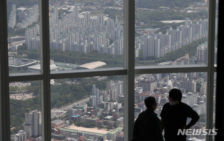 [서울=뉴시스] 황준선 기자 = 한국부동산원 조사에 따르면 이번주 서울 아파트값이 0.03% 상승해 지난해 5월 첫주(0.01%) 이후 1년여만에 상승 전환된 것으로 나타났다. 사진은 26일 오전 서울 송파구 롯데월드타워 서울스카이에서 바라본 강남권 아파트 단지의 모습. 2023.05.26. hwang@newsis.com