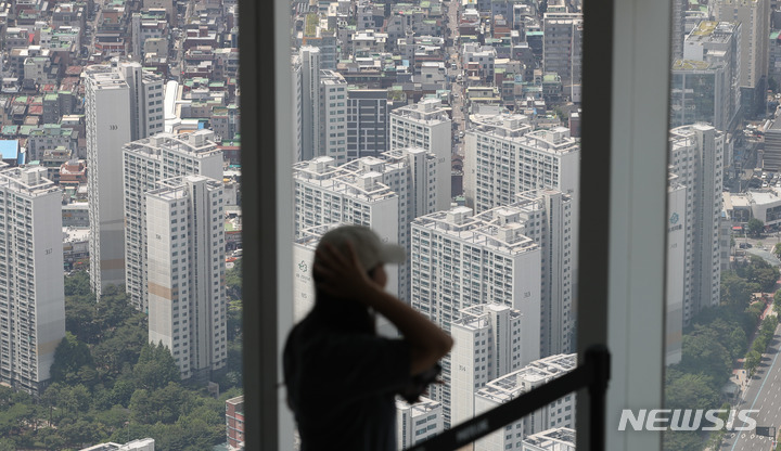 [서울=뉴시스] 황준선 기자 = 26일 오전 서울 송파구 롯데월드타워 서울스카이에서 바라본 강남권 아파트 단지의 모습. 2023.05.26. hwang@newsis.com