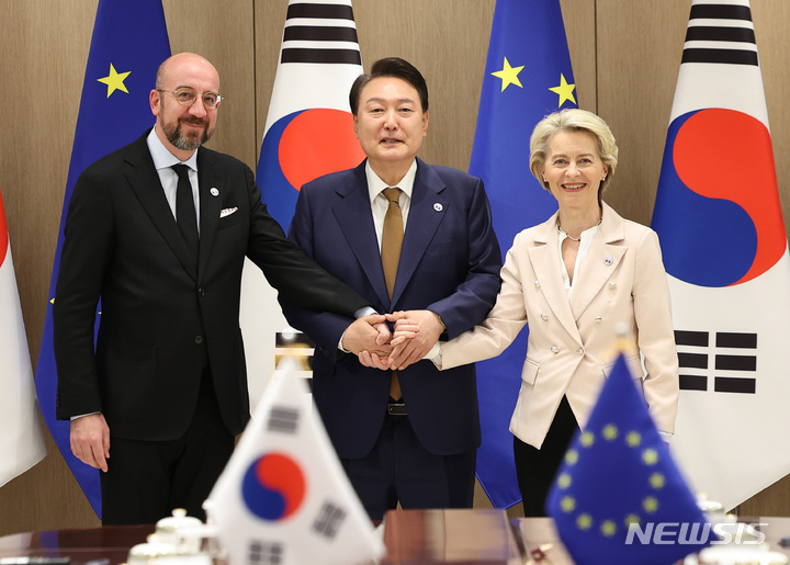 [서울=뉴시스] 홍효식 기자 = 윤석열 대통령이 22일 서울 용산 대통령실 청사에서 열린 한-EU 정상회담에서 샤를 미셸 EU 상임의장, 우르줄라 폰 데어 라이엔 EU 집행위원장과 기념촬영하고 있다. 2023.05.22. yesphoto@newsis.com