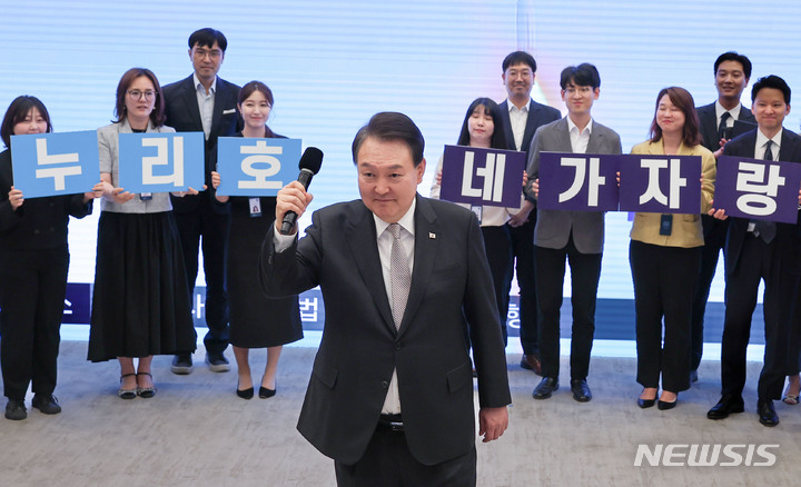 [서울=뉴시스] 윤석열 대통령이 25일 오후 서울 용산 대통령실 청사에서 한국형 발사체 누리호(KSLV-Ⅱ)의 3차 발사를 시청한 뒤 전남 고흥 나로우주센터와 영상통화하며 파이팅을 전하고 있다. (사진=대통령실 제공) 2023.05.25. photo@newsis.com