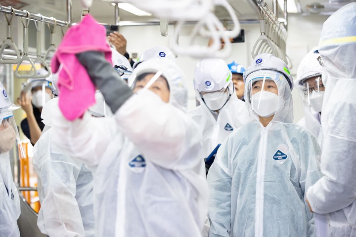 [서울=뉴시스] 한화진(오른쪽 세번째) 환경부 장관이 지난달 26일 오후 서울 강서구 서울교통공사 방화차량사업소에서 지하철 방역 소독 과정을 점검하고 있다. (사진=환경부 제공) 2023.05.26. photo@newsis.com *재판매 및 DB 금지