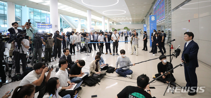 [인천공항=뉴시스] 김금보 기자 = 후쿠시마 원전 전문가 현장시찰단장인 유국희 원자력안전위원회 위원장이 현지 시찰을 마치고 26일 오후 인천국제공항 제2터미널 입국장을 통해 귀국해 취재진 질문에 답하고 있다. 2023.05.26. kgb@newsis.com