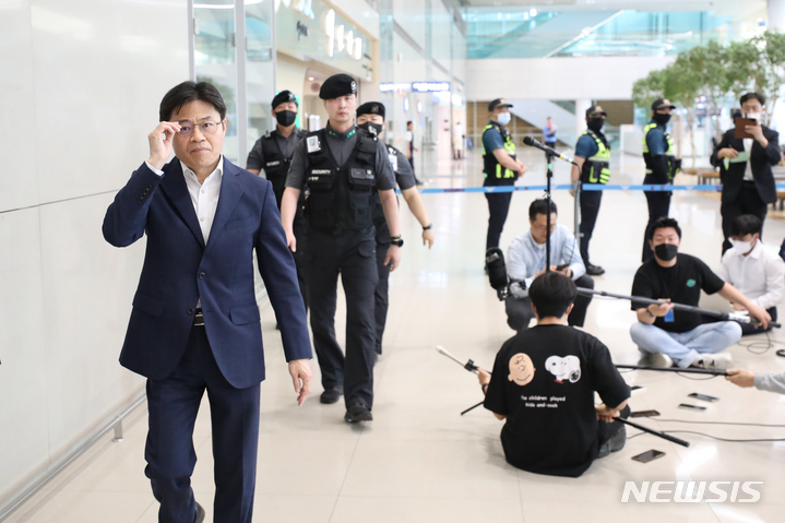 [인천공항=뉴시스] 김금보 기자 = 후쿠시마 원전 전문가 현장시찰단장인 유국희 원자력안전위원회 위원장이 현지 시찰을 마치고 26일 오후 인천국제공항 제2터미널 입국장을 통해 귀국해 질의응답을 마치고 이동하고 있다. 2023.05.26. kgb@newsis.com