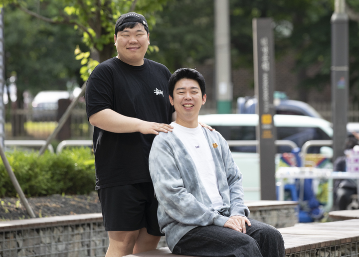 [서울=뉴시스] 김근수 기자 = 크리에이터 '킥서비스'(왼쪽부터 개그맨 정진하, 박진호)가 30일 서울 강서구 크리에이터 '킥서비스' 사무실 인근에서 뉴시스와 인터뷰를 마치고 기념촬영을 하고 있다. 2023.05.30. ks@newsis.com