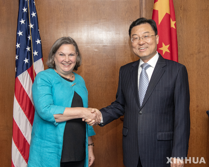 [워싱턴=신화/뉴시스]셰펑 주미 중국대사가 지난달 25일(현지시간) 미국 워싱턴에서 빅토리아 뉼런드 국무부 정무차관과 만나 악수하는 모습. 2023.6.8