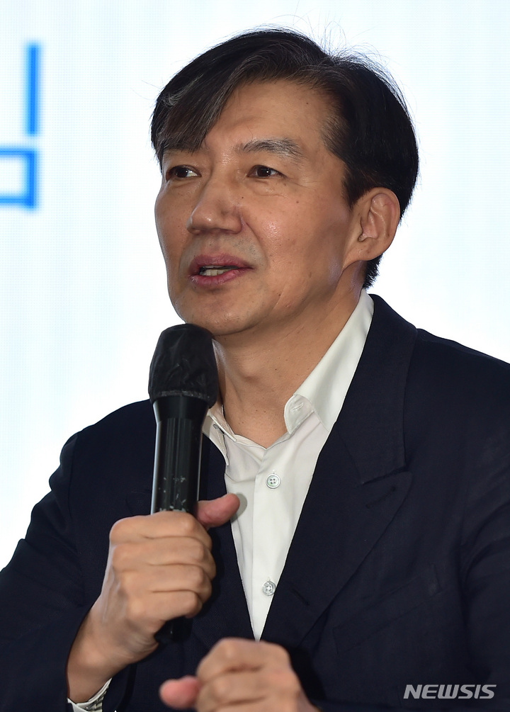 [대구=뉴시스] 이무열 기자 = 조국 전 법무부 장관이 26일 오후 대구 북구 엑스코에서 열린 ‘법 고전 산책’ 북콘서트에서 발언하고 있다. 2023.05.26. lmy@newsis.com