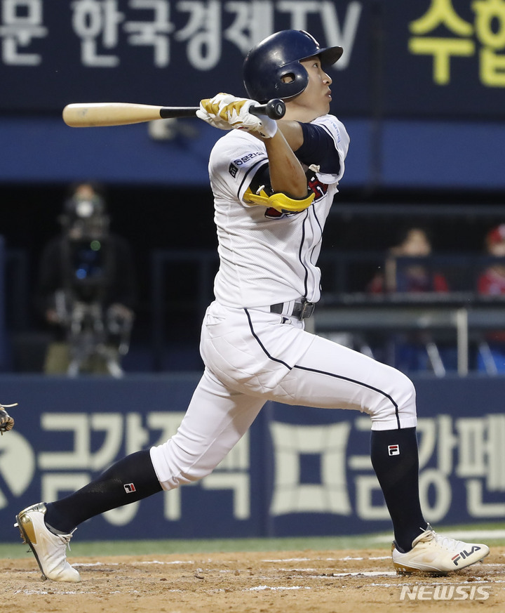 [서울=뉴시스] 정병혁 기자 = 26일 서울 송파구 잠실야구장에서 열린 2023 프로야구 두산 베어스 대 SSG 랜더스의 경기, 4회말 1사 주자 만루 상황 두산 정수빈이 1타점 희생플라이를 치고 있다. 2023.05.26. jhope@newsis.com