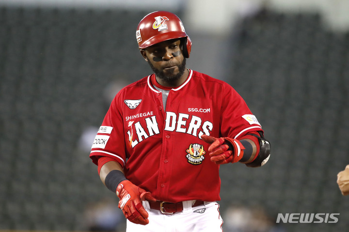 [서울=뉴시스] 정병혁 기자 = 26일 서울 송파구 잠실야구장에서 열린 2023 프로야구 두산 베어스 대 SSG 랜더스의 경기, 5회초 무사 주자 없는 상황 SSG 에레디아가 안타를 친 뒤 베이스를 밟고 있다. 2023.05.26. jhope@newsis.com