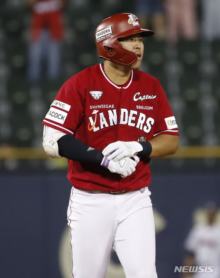 [서울=뉴시스] 정병혁 기자 = 26일 서울 송파구 잠실야구장에서 열린 2023 프로야구 두산 베어스 대 SSG 랜더스의 경기, 6회초 1사 주자 1, 2루 상황 SSG 한유섬이 2타점 적시타를 치고 세리머니를 하고 있다. 2023.05.26. jhope@newsis.com