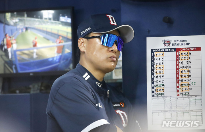 [서울=뉴시스] 정병혁 기자 = 26일 서울 송파구 잠실야구장에서 열린 2023 프로야구 두산 베어스 대 SSG 랜더스의 경기, 두산 이승엽 감독이 경기를 지켜보고 있다. 2023.05.26. jhope@newsis.com