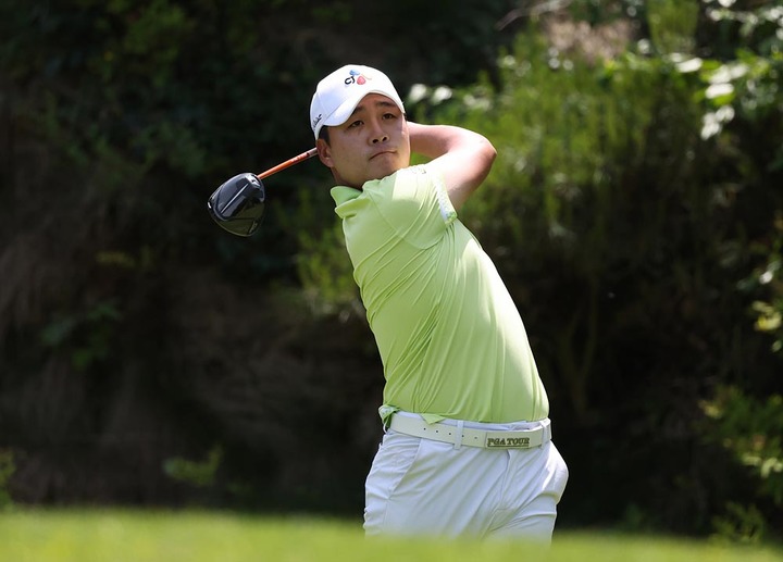 [서울=뉴시스] 조성봉 기자=&nbsp; 26일 경기도 이천 블랙스톤 이천 GC에서 열린 KB금융 리브챔피언십 2라운드 2번 홀에서 김민규가 드라이버 티샷을 하고 있다. (사진=KPGA 제공) 2023.05.26. photo@newsis.com *재판매 및 DB 금지