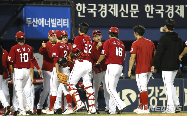 [서울=뉴시스] 정병혁 기자 = 26일 서울 송파구 잠실야구장에서 열린 2023 프로야구 두산 베어스 대 SSG 랜더스의 경기에서 14대3으로 승리한 SSG 김원형 감독과 선수들이 기뻐하고 있다. 2023.05.26. jhope@newsis.com