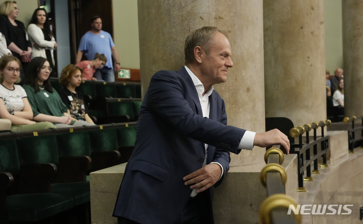 [바르샤바=AP/뉴시스] 도날트 투스크 폴란드 전 총리가 지난달 26일 폴란드 수도 바르샤바 의회에서 의원 표결을 지켜보고 있다. 2023.06.03.