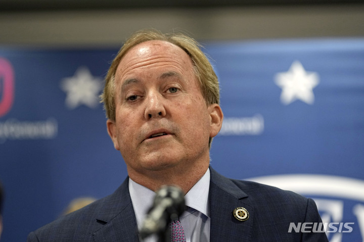 [오스틴( 미 텍사스주)= AP/뉴시스] 뇌물과 배임 혐의를 받고 있는 켄 팩스턴 텍사스주 법무장관이 5월 26일 주 하원의 탄핵안 투표를 앞두고 오스틴 시내 자신의 사무실에서 자신은 무고하다는 내용의 성명을 발표하고 있다.&nbsp; 