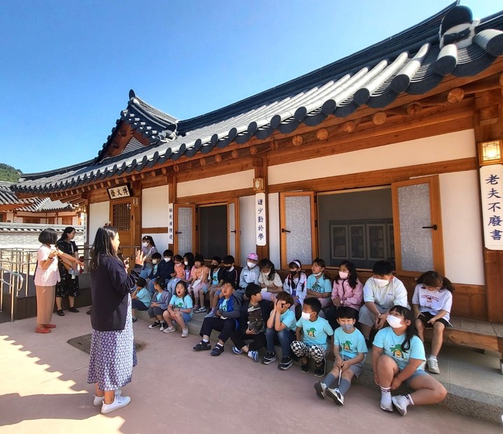 지난 25일 '동몽들과 함께 놀기 프로그램'에 참여한 충남 논산시 왕전초등학교 학생들이 한유진 관계자로부터 설명을 듣고 있다. 2023. 05. 27 한국유교문화진흥원 *재판매 및 DB 금지