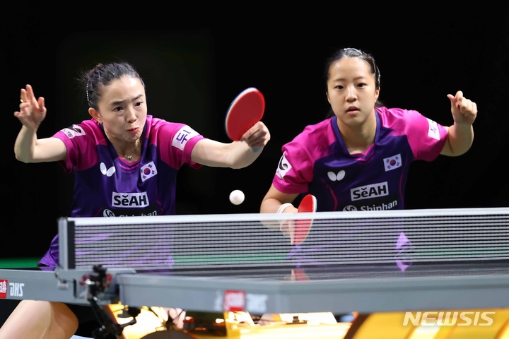 [서울=뉴시스] 2023 국제탁구연맹(ITTF) 개인전 세계탁구선수권대회 여자 복식 결승에 진출한 신유빈-전지희. (사진 = 대한탁구협회 제공) 