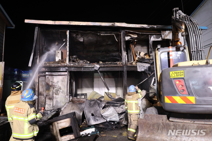 경기 남양주시 진접읍의 타일보관창고 화재현장. (사진= 경기북부소방재난본부 제공)