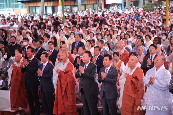 [서울=뉴시스] 홍효식 기자 = 윤석열 대통령을 비롯한 참석자들이 27일 서울 종로구 조계사에서 열린 불기 2567년 '부처님오신날' 봉축법요식에서 합장하고 있다. 2023.05.27. yesphoto@newsis.com