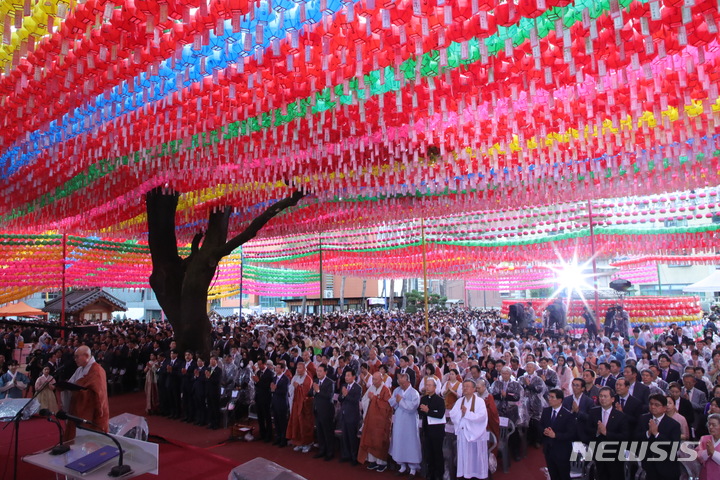 [서울=뉴시스] 홍효식 기자 = 윤석열 대통령을 비롯한 참석자들이 27일 서울 종로구 조계사에서 열린 불기 2567년 '부처님오신날' 봉축법요식에서 합장하고 있다. 2023.05.27. yesphoto@newsis.com