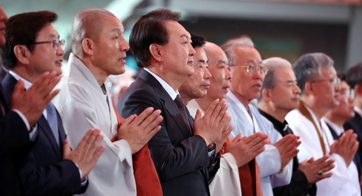 [서울=뉴시스] 홍효식 기자 = 윤석열 대통령을 비롯한 참석자들이 27일 서울 종로구 조계사에서 열린 불기 2567년 '부처님오신날' 봉축법요식에서 합장하고 있다. 2023.05.27. yesphoto@newsis.com