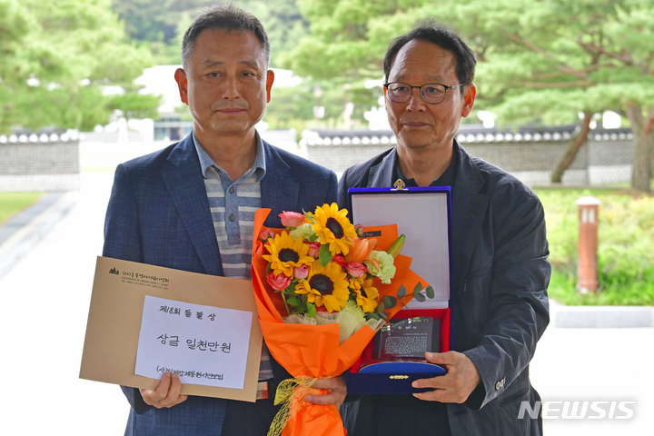 [광주=뉴시스] 이영주 기자 = 이국언 일제강제동원시민모임 이사장(사진 오른쪽)과 임낙평 들불기념사업회 이사장이 27일 오전 광주 북구 운정동 국립5·18민주묘지 역사의문에서 열린 제18회 들불상 시상식에서 기념촬영을 하고 있다. 2023.05.27. leeyj2578@newsis.com