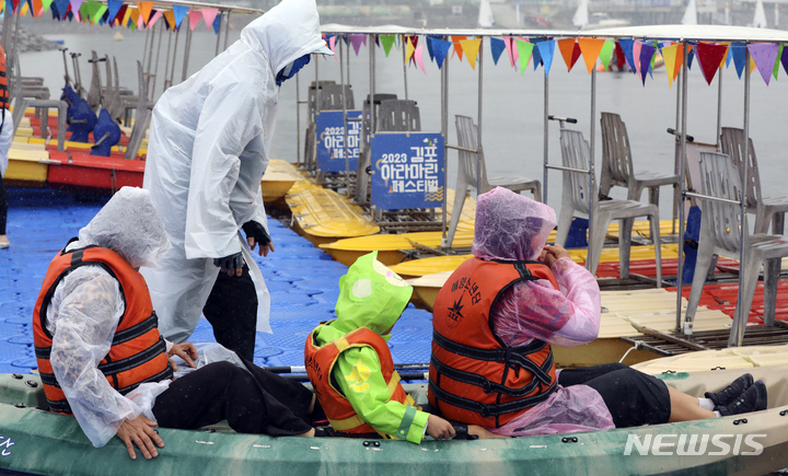[김포=뉴시스] 최진석 기자 = 27일 경기 김포 고촌읍 아라마리나 일원에서 열린 '2023 김포 아라마린 페스티벌'에서 수상레저 체험을 신청한 시민들이 카약 체험을 하고 있다.&nbsp;&nbsp; 올해로 제 7회를 맞이한 김포와 아라뱃길의 대표축제인 '2023년 김포 아라마린 페스티벌'은 수상·수변 인프라를 활용한 수상레저체험(요/보트, 카약, 수상자전거, SUP), 덕레이스 등 다채로운 수상 이벤트와 다양한 초대가수들이 함께하는 문화콘서트, 그리고 물, 환경을 주제로 한 체험과 이벤트가 가득한 행사로 이날부터 28일까지 양일간 진행된다. 2023.05.27. myjs@newsis.com
