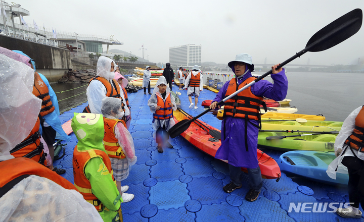 [김포=뉴시스] 최진석 기자 = 27일 경기 김포 고촌읍 아라마리나 일원에서 열린 '2023 김포 아라마린 페스티벌'에서 수상레저 체험을 신청한 시민들이 카약 체험에 앞서 카약 조정방법에 대한 교육을 받고 있다.&nbsp;&nbsp; 올해로 제 7회를 맞이한 김포와 아라뱃길의 대표축제인 '2023년 김포 아라마린 페스티벌'은 수상·수변 인프라를 활용한 수상레저체험(요/보트, 카약, 수상자전거, SUP), 덕레이스 등 다채로운 수상 이벤트와 다양한 초대가수들이 함께하는 문화콘서트, 그리고 물, 환경을 주제로 한 체험과 이벤트가 가득한 행사로 이날부터 28일까지 양일간 진행된다. 2023.05.27. myjs@newsis.com