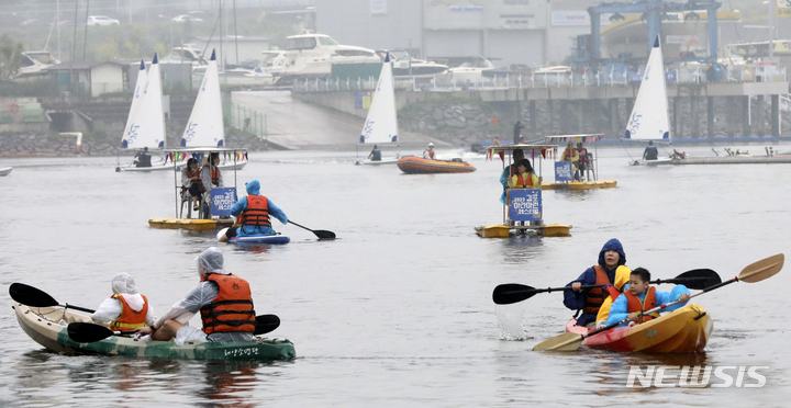[김포=뉴시스] 최진석 기자 = 27일 경기 김포 고촌읍 아라마리나 일원에서 열린 '2023 김포 아라마린 페스티벌'에서 수상레저 체험을 신청한 시민들이 카약, 수상자전거 패들보드(SUP) 체험을 즐기고 있다.&nbsp;&nbsp; 올해로 제 7회를 맞이한 김포와 아라뱃길의 대표축제인 '2023년 김포 아라마린 페스티벌'은 수상·수변 인프라를 활용한 수상레저체험(요/보트, 카약, 수상자전거, SUP), 덕레이스 등 다채로운 수상 이벤트와 다양한 초대가수들이 함께하는 문화콘서트, 그리고 물, 환경을 주제로 한 체험과 이벤트가 가득한 행사로 이날부터 28일까지 양일간 진행된다. 2023.05.27. myjs@newsis.com