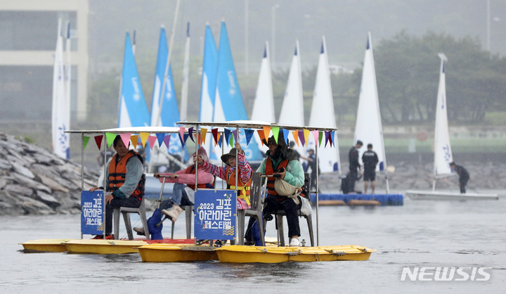 [김포=뉴시스] 최진석 기자 = 27일 경기 김포 고촌읍 아라마리나 일원에서 열린 '2023 김포 아라마린 페스티벌'에서 수상레저 체험을 신청한 시민들이 카약, 수상자전거 패들보드(SUP) 체험을 즐기고 있다.&nbsp;&nbsp; 올해로 제 7회를 맞이한 김포와 아라뱃길의 대표축제인 '2023년 김포 아라마린 페스티벌'은 수상·수변 인프라를 활용한 수상레저체험(요/보트, 카약, 수상자전거, SUP), 덕레이스 등 다채로운 수상 이벤트와 다양한 초대가수들이 함께하는 문화콘서트, 그리고 물, 환경을 주제로 한 체험과 이벤트가 가득한 행사로 이날부터 28일까지 양일간 진행된다. 2023.05.27. myjs@newsis.com