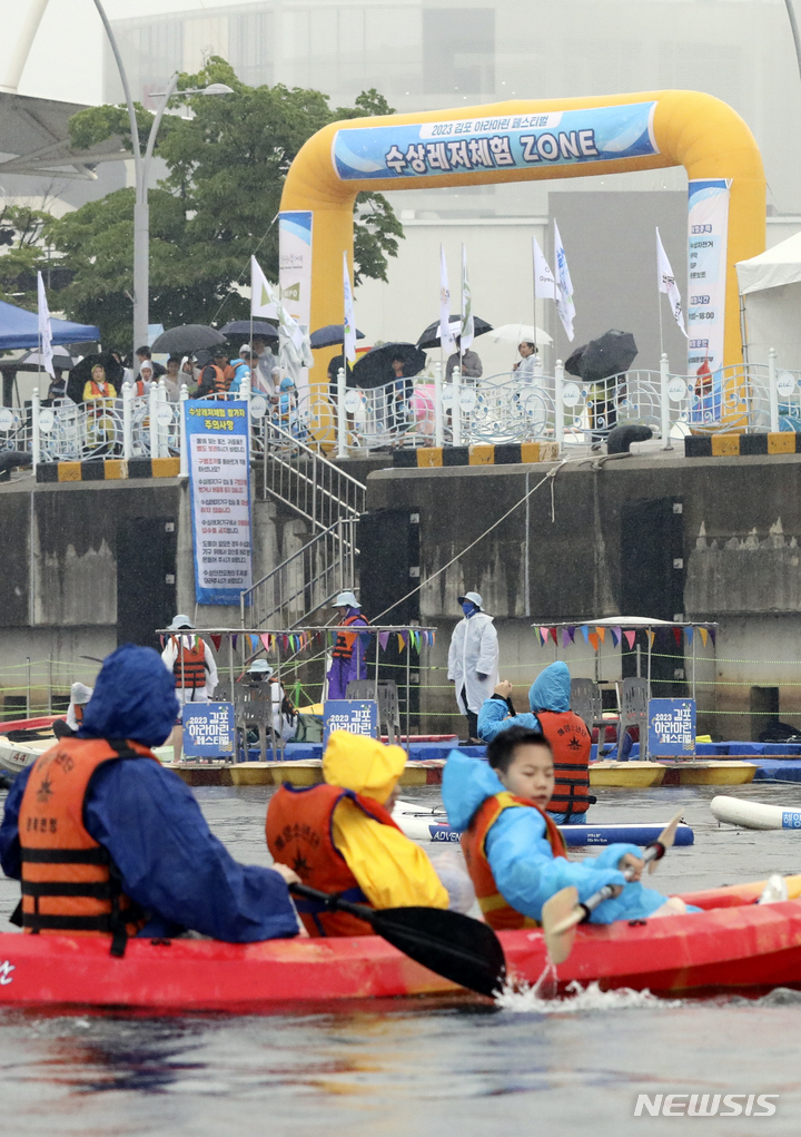 [김포=뉴시스] 최진석 기자 = 27일 경기 김포 고촌읍 아라마리나 일원에서 열린 '2023 김포 아라마린 페스티벌'에서 수상레저 체험을 신청한 시민들이 카약, 수상자전거 패들보드(SUP) 체험을 즐기고 있다.&nbsp;&nbsp; 올해로 제 7회를 맞이한 김포와 아라뱃길의 대표축제인 '2023년 김포 아라마린 페스티벌'은 수상·수변 인프라를 활용한 수상레저체험(요/보트, 카약, 수상자전거, SUP), 덕레이스 등 다채로운 수상 이벤트와 다양한 초대가수들이 함께하는 문화콘서트, 그리고 물, 환경을 주제로 한 체험과 이벤트가 가득한 행사로 이날부터 28일까지 양일간 진행된다. 2023.05.27. myjs@newsis.com