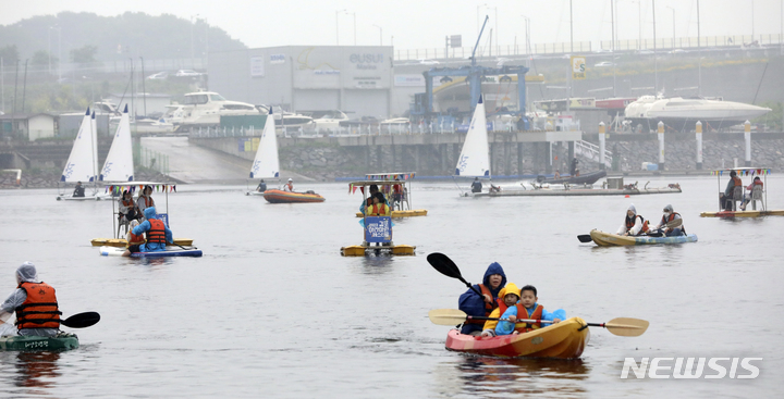[김포=뉴시스] 최진석 기자 = 27일 경기 김포 고촌읍 아라마리나 일원에서 열린 '2023 김포 아라마린 페스티벌'에서 수상레저 체험을 신청한 시민들이 카약, 수상자전거 패들보드(SUP) 체험을 즐기고 있다.&nbsp;&nbsp; 올해로 제 7회를 맞이한 김포와 아라뱃길의 대표축제인 '2023년 김포 아라마린 페스티벌'은 수상·수변 인프라를 활용한 수상레저체험(요/보트, 카약, 수상자전거, SUP), 덕레이스 등 다채로운 수상 이벤트와 다양한 초대가수들이 함께하는 문화콘서트, 그리고 물, 환경을 주제로 한 체험과 이벤트가 가득한 행사로 이날부터 28일까지 양일간 진행된다. 2023.05.27. myjs@newsis.com