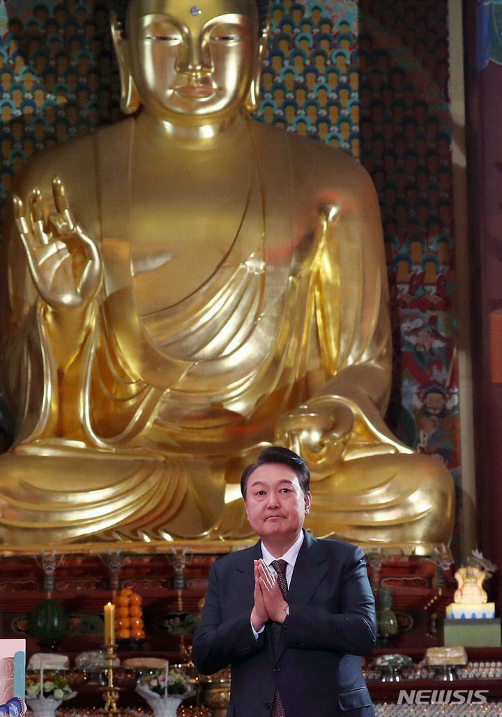 [서울=뉴시스] 홍효식 기자 = 윤석열 대통령이 27일 서울 종로구 조계사에서 열린 불기 2567년 '부처님오신날' 봉축법요식에서 축사를 마친 뒤 합장하고 있다. 2023.05.27. yesphoto@newsis.com
