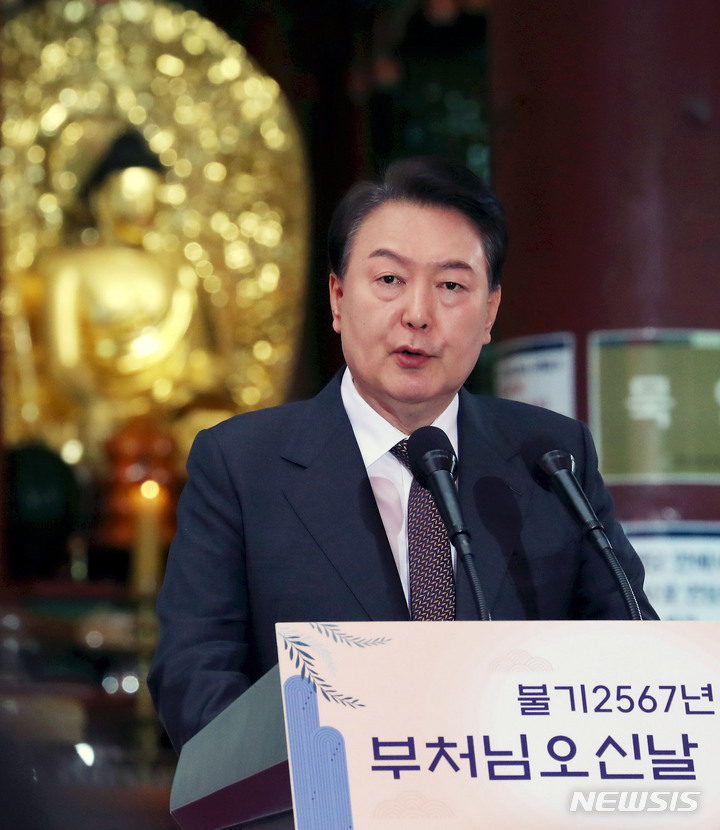 [서울=뉴시스] 홍효식 기자 = 윤석열 대통령이 27일 서울 종로구 조계사에서 열린 불기 2567년 '부처님오신날' 봉축법요식에서 축사하고 있다. 2023.05.27. yesphoto@newsis.com